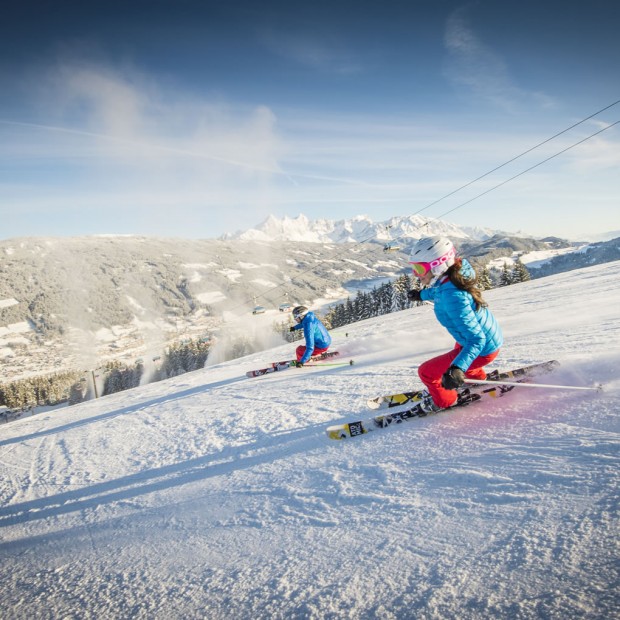 Skifahrer vor Bergpanorama in Radstadt © Salzburger Sportwelt - Fotograf: Lorenz Masser